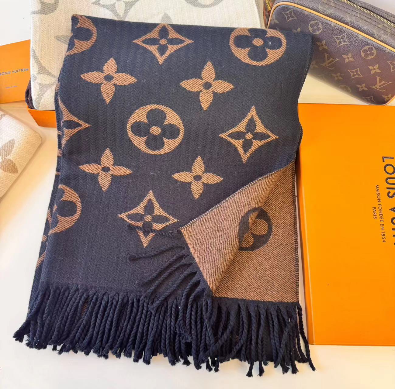 Kasjmiersjaal met letterpatroon – zacht en warm & Lichtgewicht