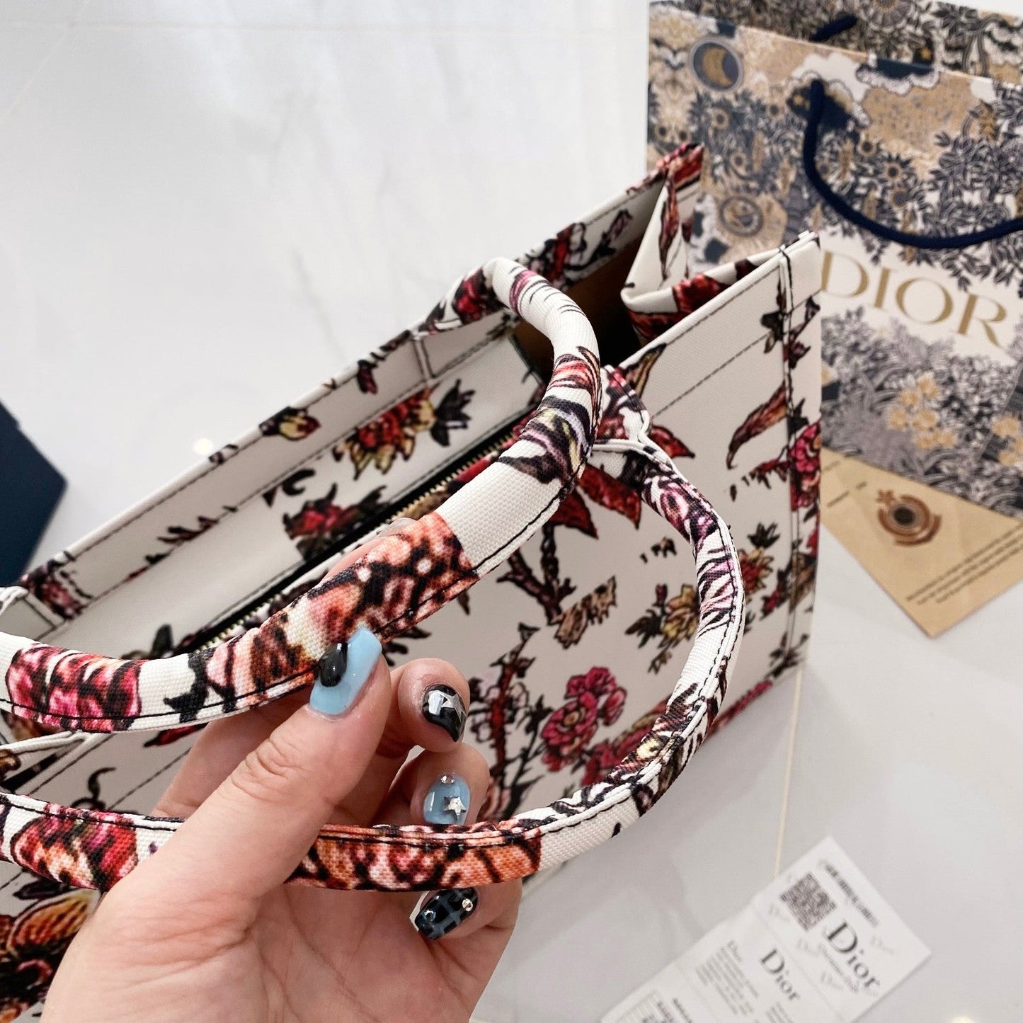 أنيق & أنيقة: حقيبة يد جلدية فاخرة خفيفة