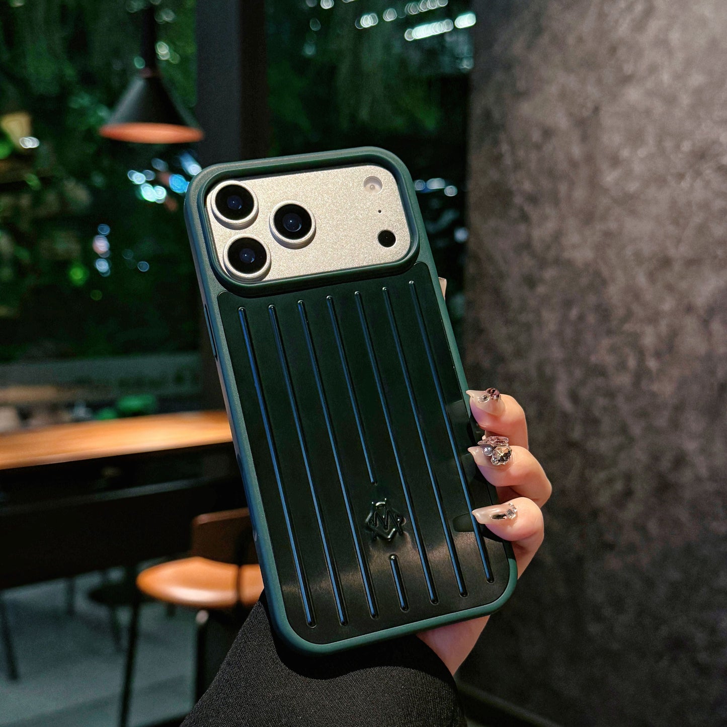 Ribbed Metallic Armor iPhone-ის ქეისი – ელეგანტური დაცვა შთაგონებული მოგზაურობით