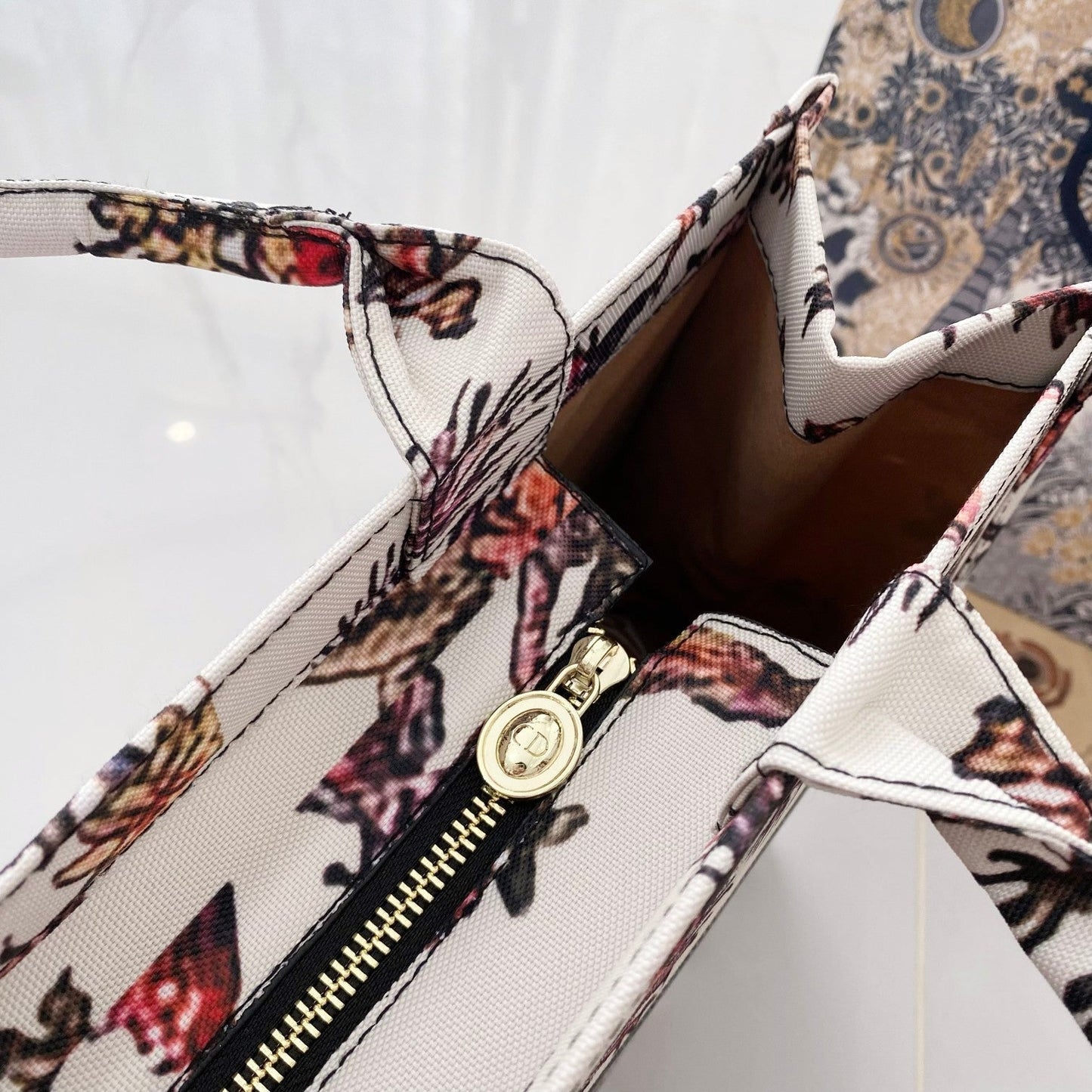 أنيق & أنيقة: حقيبة يد جلدية فاخرة خفيفة