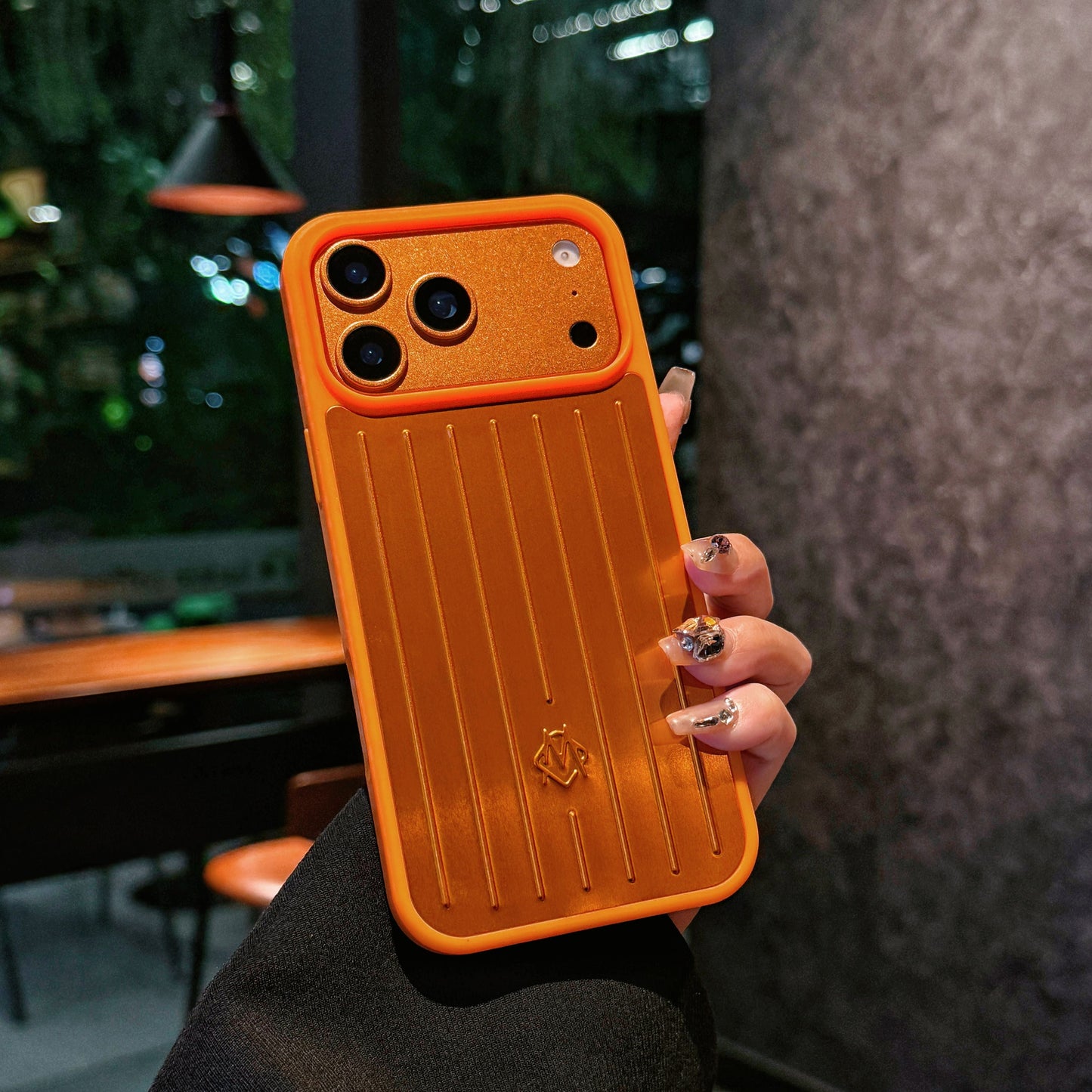 Ribbed Metallic Armor iPhone-ის ქეისი – ელეგანტური დაცვა შთაგონებული მოგზაურობით
