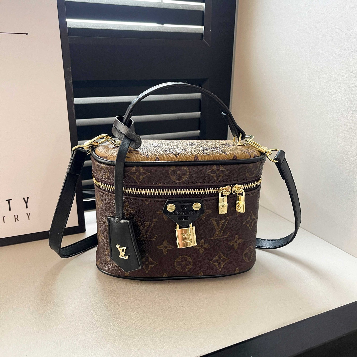 Vintage-geïnspireerde Box-handtas – Elegante draagtas met monogram