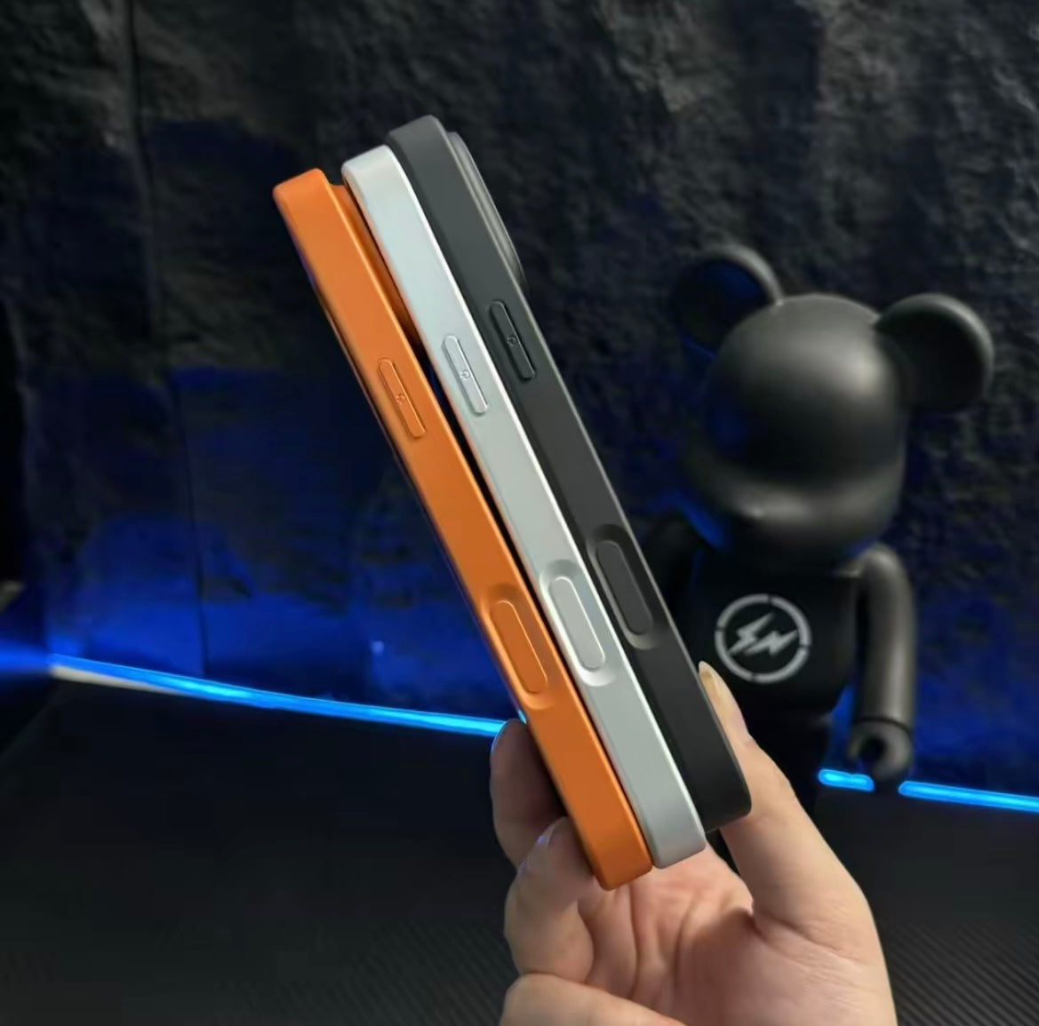 자석 디자인의 가벼운 럭셔리 모노그램 케이스 · iPhone 17 New