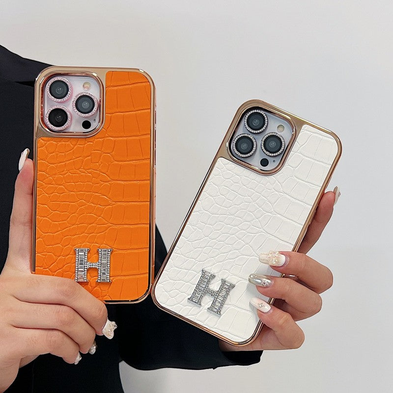 Klasické pouzdro na iPhone z růžového zlata s diamantovým logem