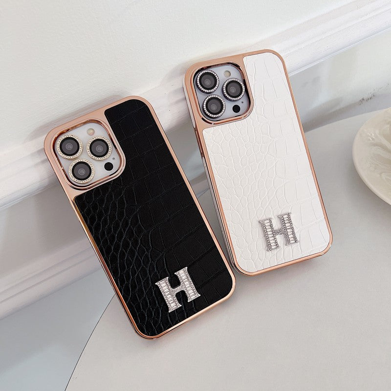 Klasické pouzdro na iPhone z růžového zlata s diamantovým logem
