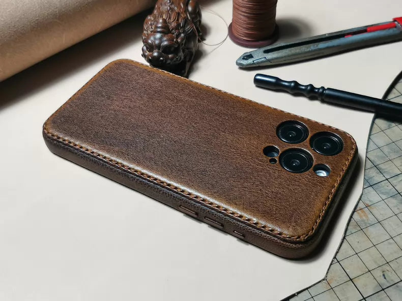 Handgefertigte iPhone-Hülle aus pflanzlich gegerbtem Leder – Vintage Patina Edition
