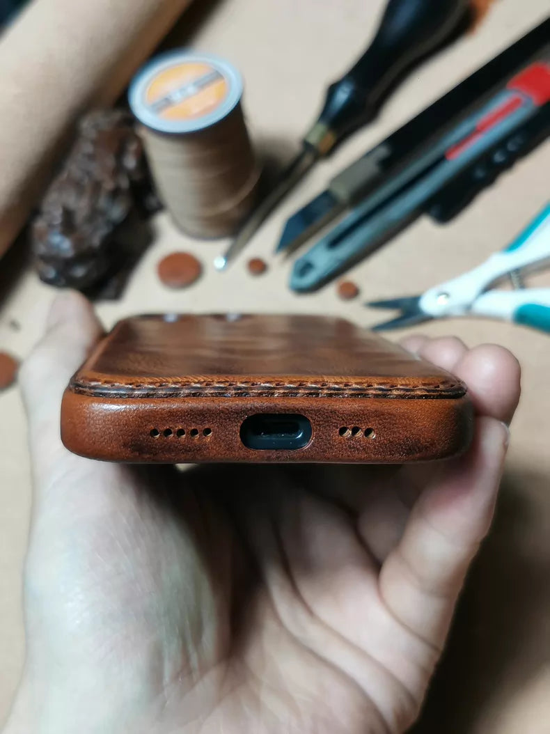 Handgefertigte iPhone-Hülle aus pflanzlich gegerbtem Leder – Vintage Patina Edition