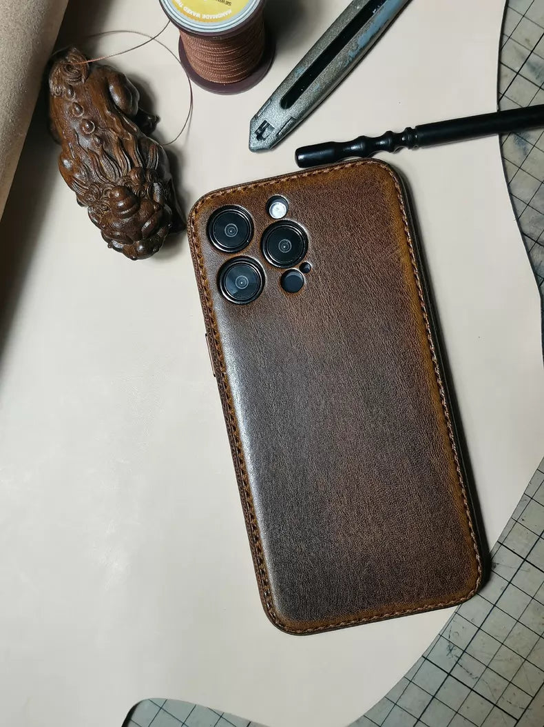 Handgefertigte iPhone-Hülle aus pflanzlich gegerbtem Leder – Vintage Patina Edition