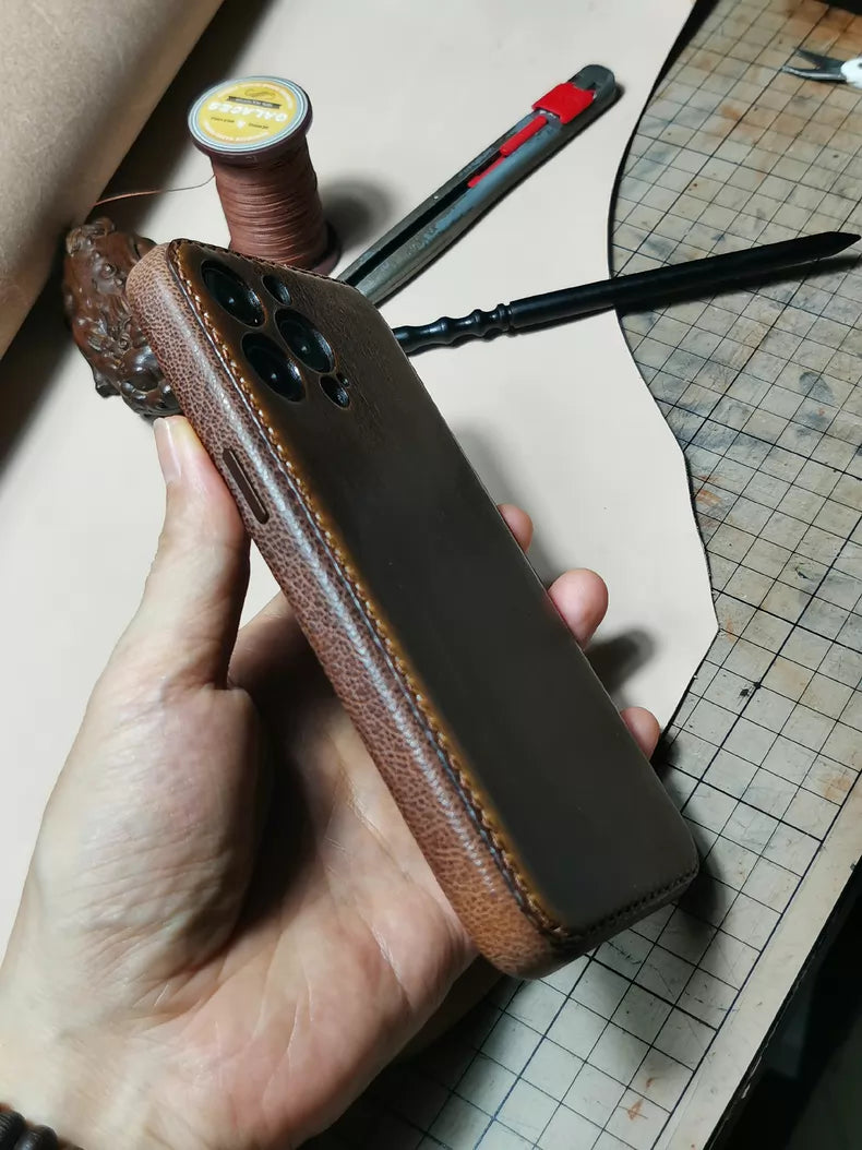 Handgefertigte iPhone-Hülle aus pflanzlich gegerbtem Leder – Vintage Patina Edition
