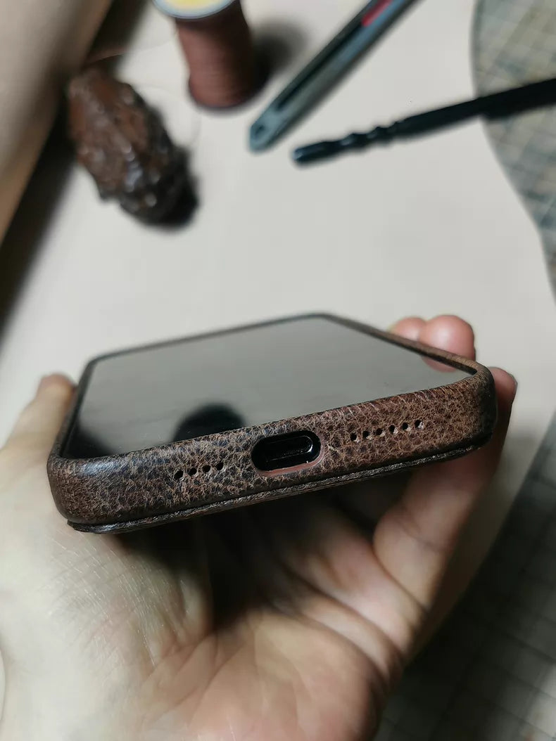 Handgefertigte iPhone-Hülle aus pflanzlich gegerbtem Leder – Vintage Patina Edition