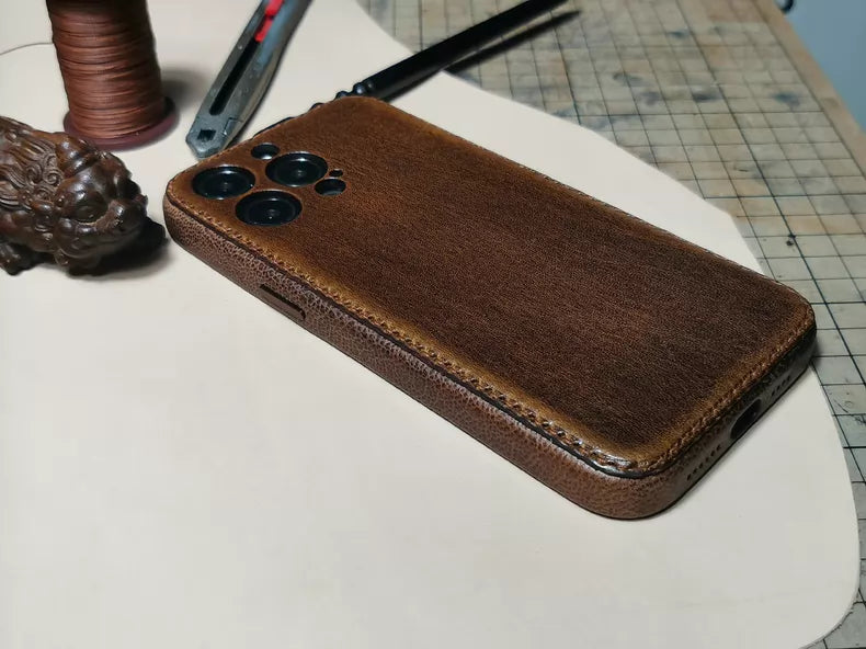 Handgefertigte iPhone-Hülle aus pflanzlich gegerbtem Leder – Vintage Patina Edition