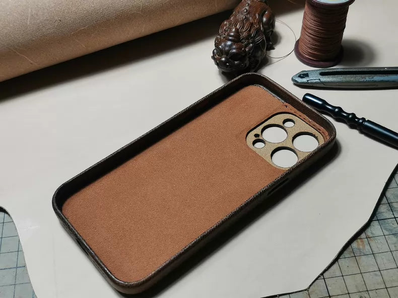 Handgefertigte iPhone-Hülle aus pflanzlich gegerbtem Leder – Vintage Patina Edition