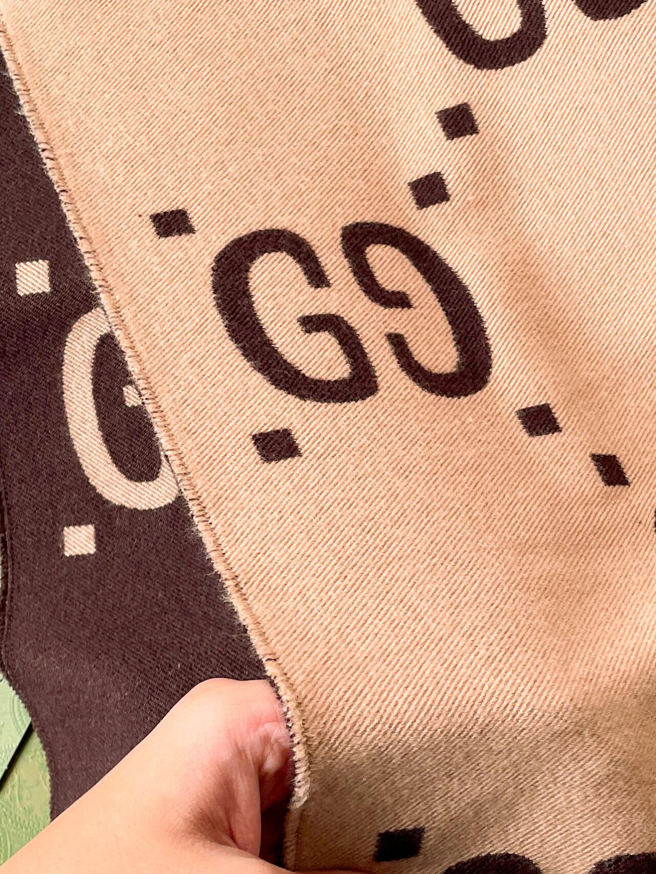 Premium Letter-Pattern Cashmere Scarf – Soft, Warm & Lightweight Winter Essential