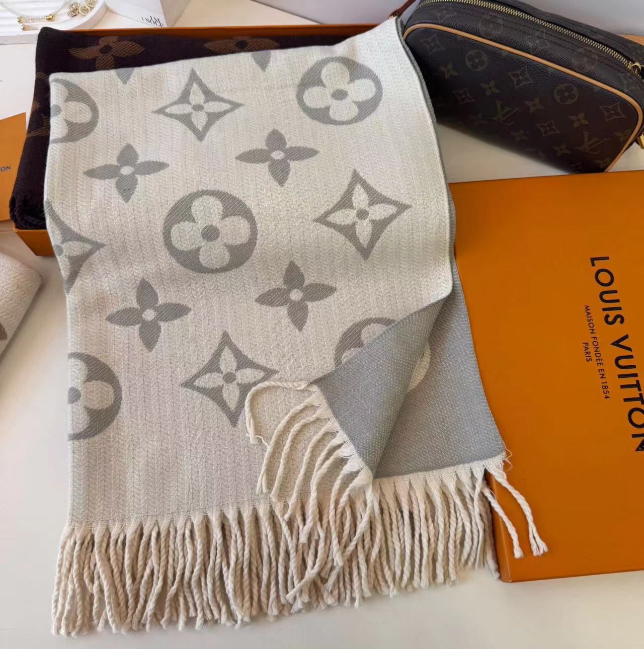 Kasjmiersjaal met letterpatroon – zacht en warm & Lichtgewicht