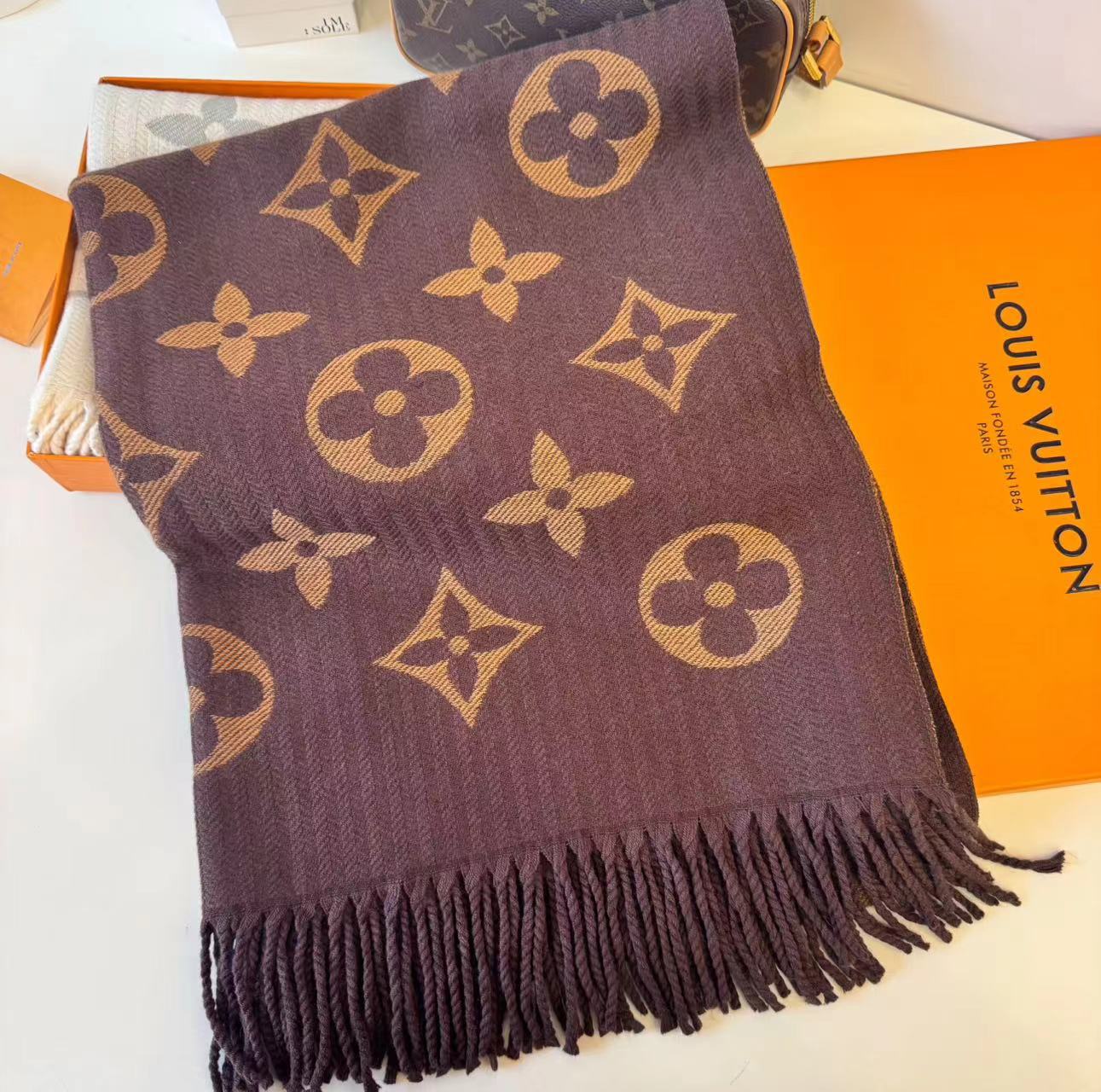 Kasjmiersjaal met letterpatroon – zacht en warm & Lichtgewicht