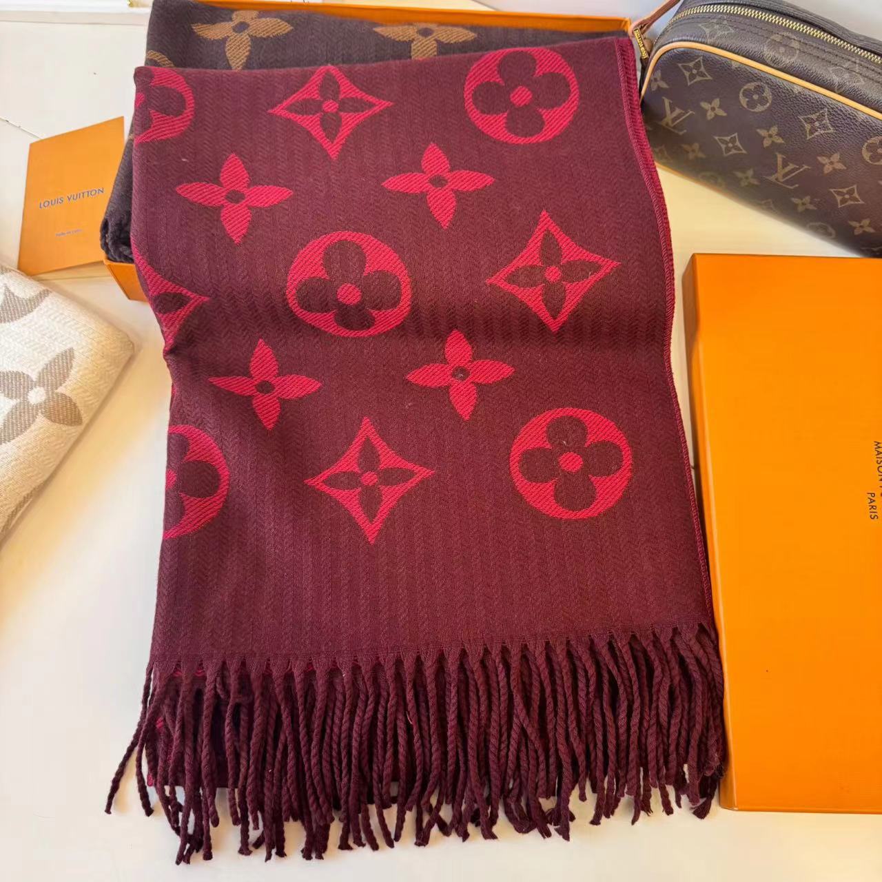 Kasjmiersjaal met letterpatroon – zacht en warm & Lichtgewicht