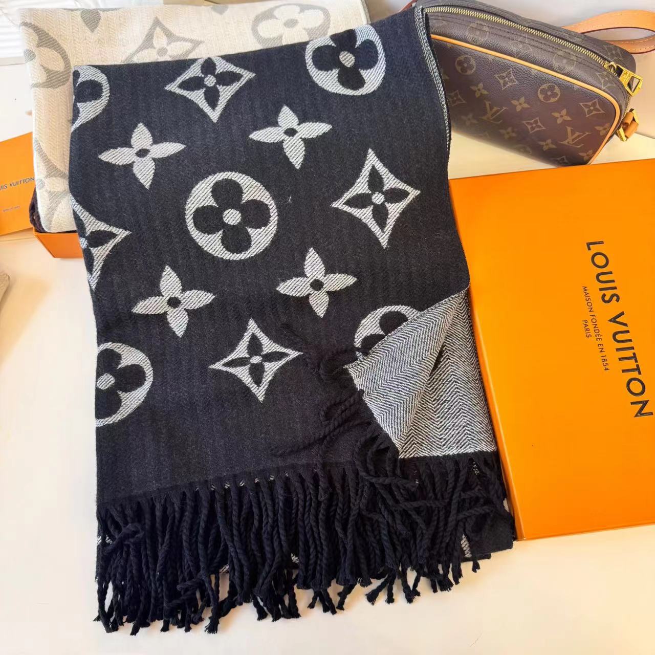 Kasjmiersjaal met letterpatroon – zacht en warm & Lichtgewicht