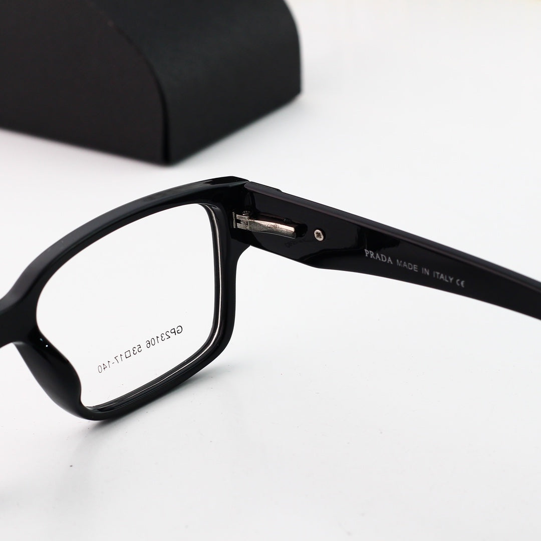 نظارات مربعة بشعار المثلث الكلاسيكي