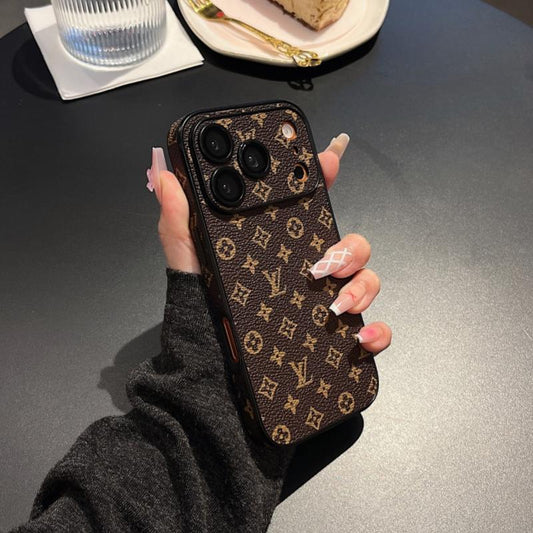 حافظة iPhone فاخرة مصنوعة من الجلد Monogram