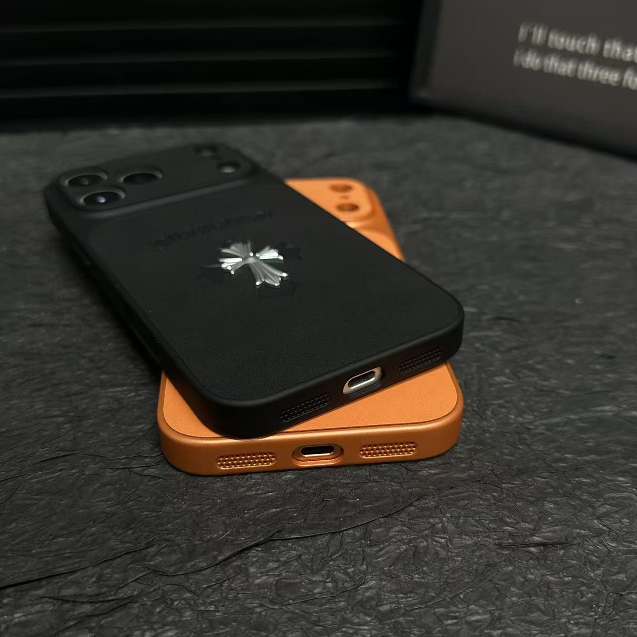 Custodia per iPhone in pelle con croce di cuori cromati