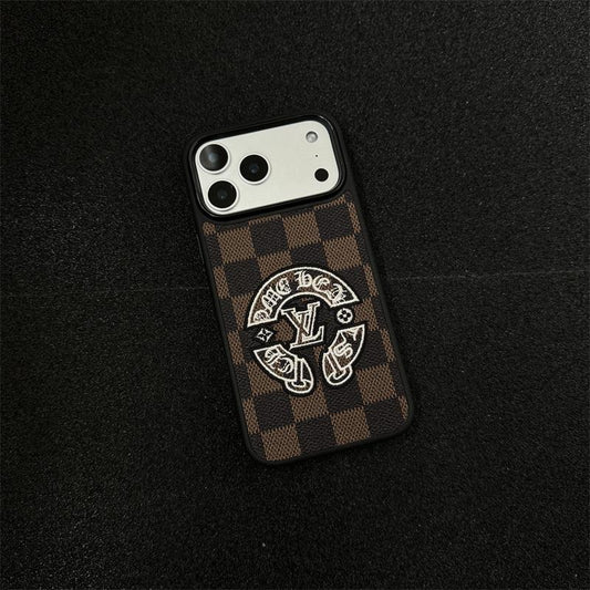 Funda para teléfono con diseño de tablero de ajedrez con textura de cuero bordado y emblema de puntada en relieve