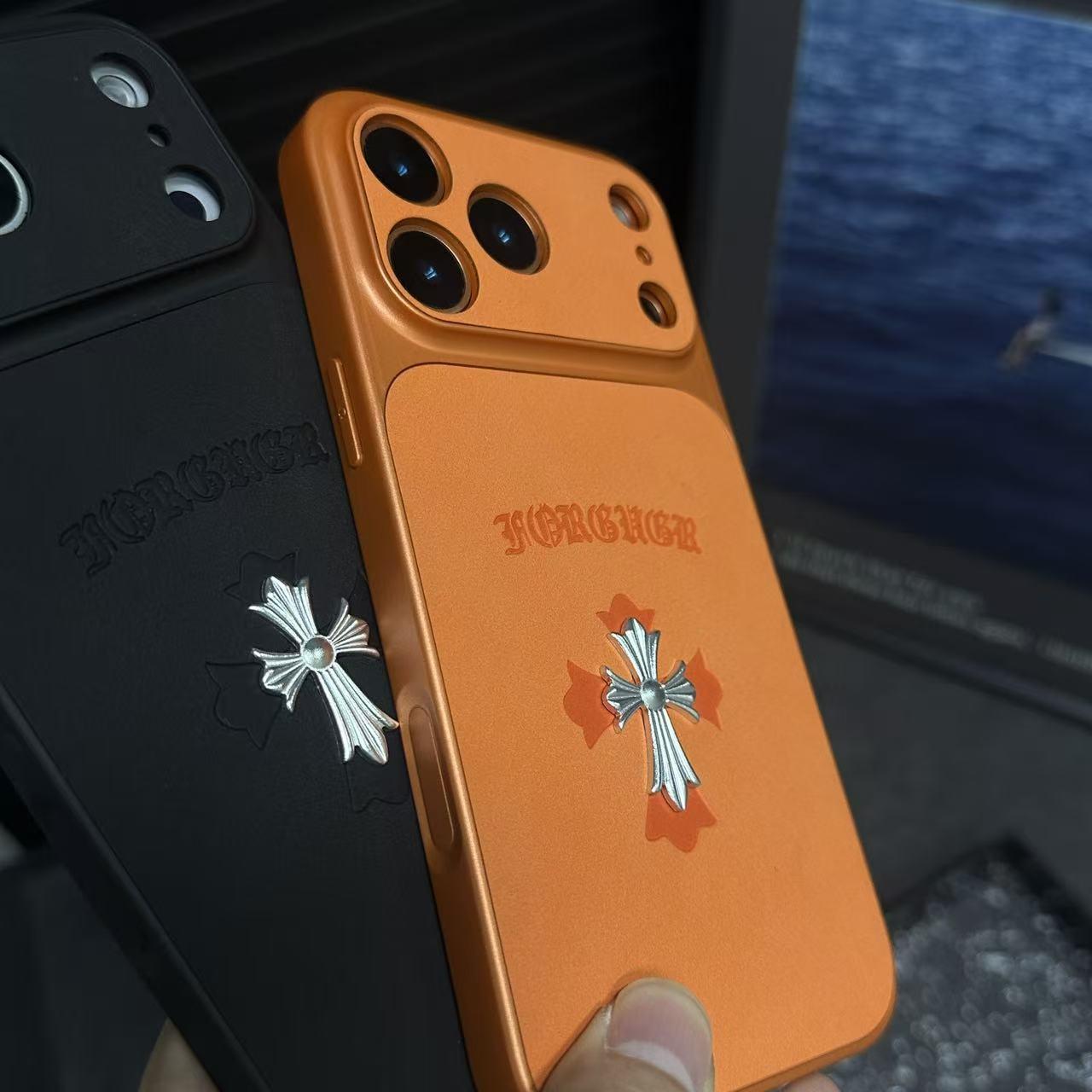 Custodia per iPhone in pelle con croce di cuori cromati