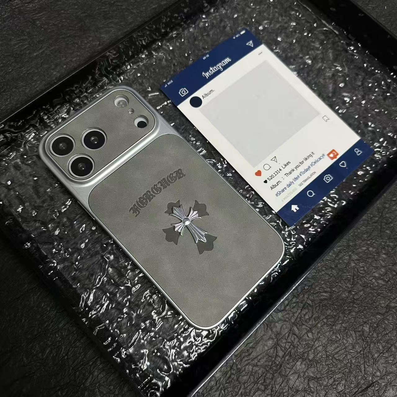 Custodia per iPhone in pelle con croce di cuori cromati