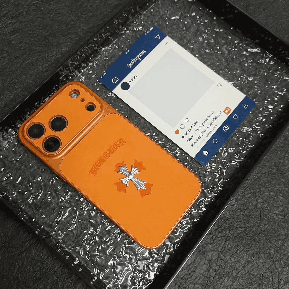 Custodia per iPhone in pelle con croce di cuori cromati