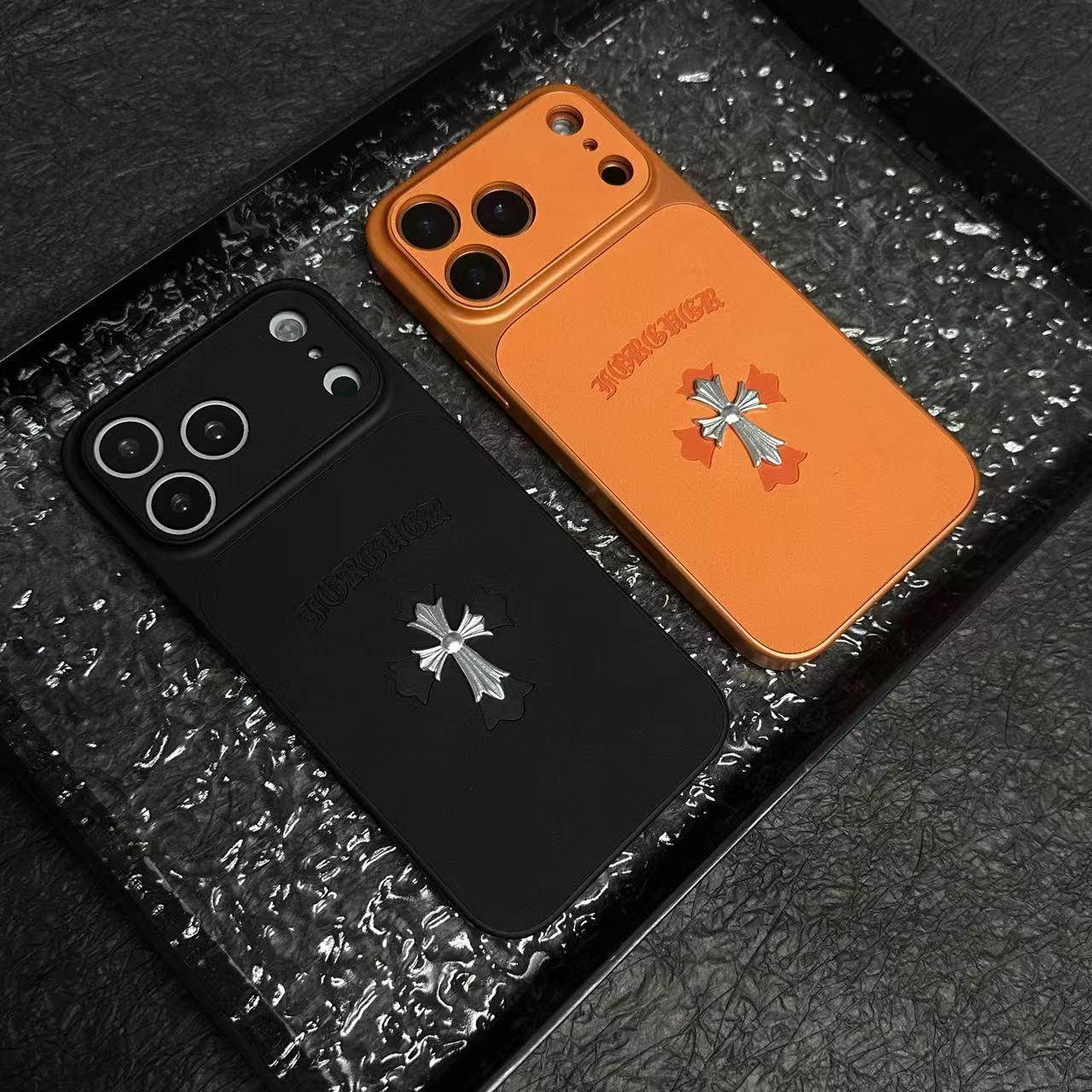 Custodia per iPhone in pelle con croce di cuori cromati
