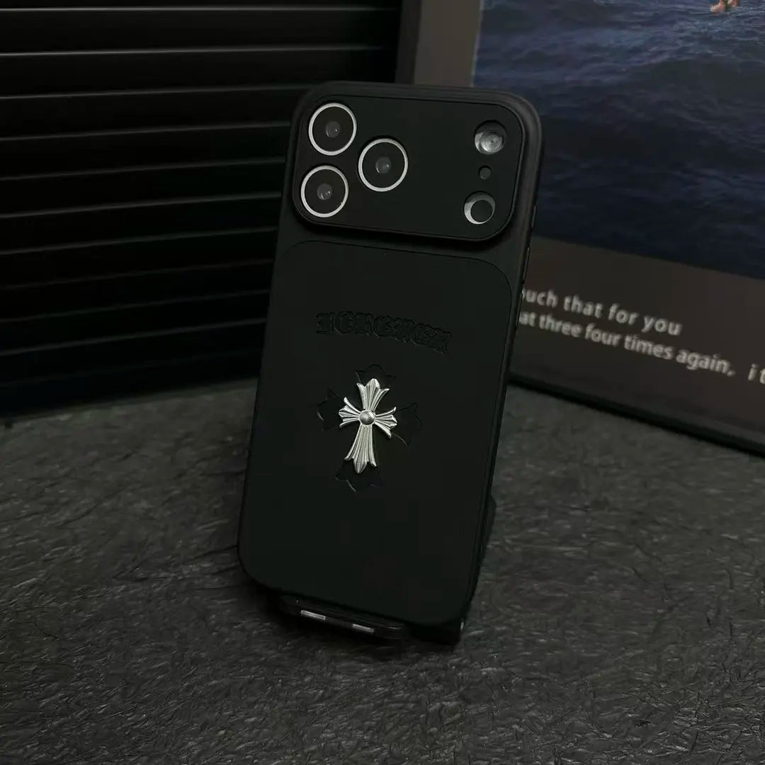 Custodia per iPhone in pelle con croce di cuori cromati