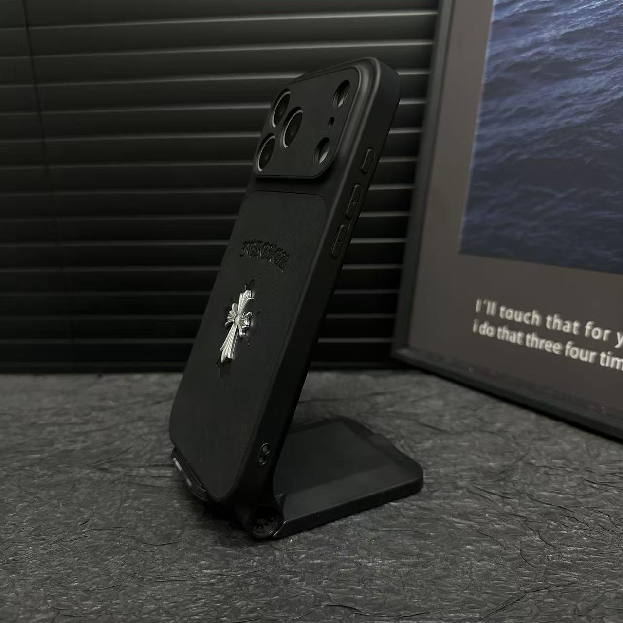 Custodia per iPhone in pelle con croce di cuori cromati