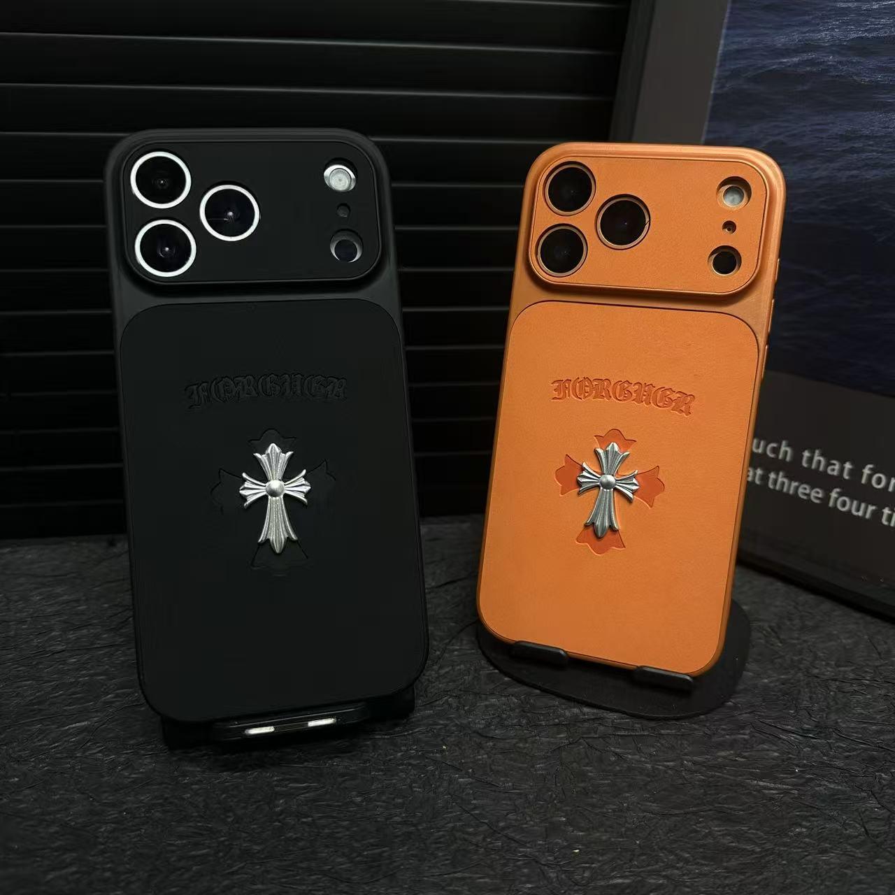Custodia per iPhone in pelle con croce di cuori cromati