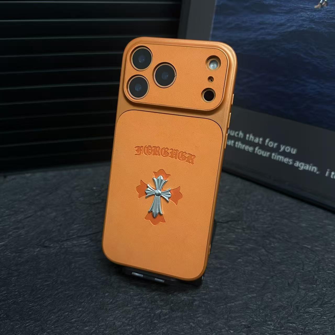 Custodia per iPhone in pelle con croce di cuori cromati