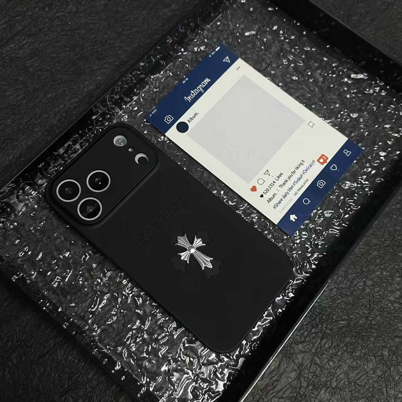 Custodia per iPhone in pelle con croce di cuori cromati