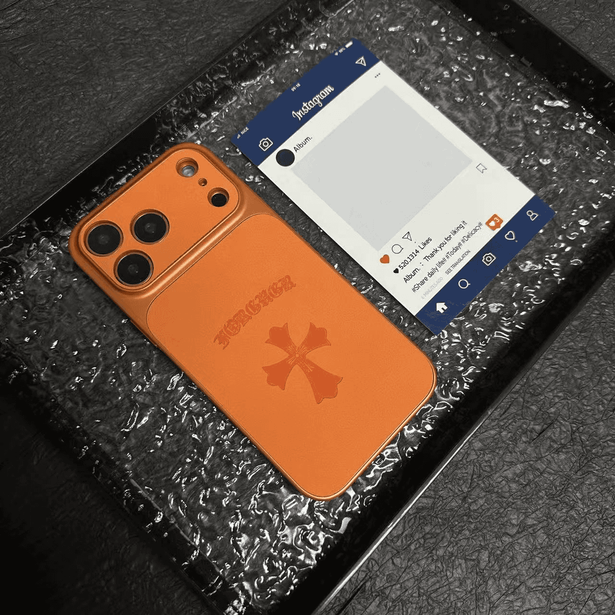 Custodia per iPhone in pelle con croce di cuori cromati