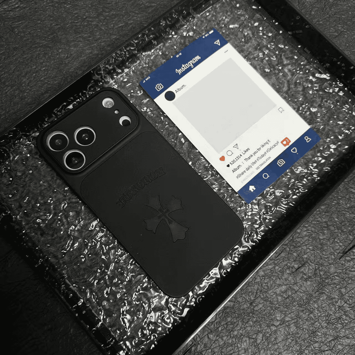 Custodia per iPhone in pelle con croce di cuori cromati