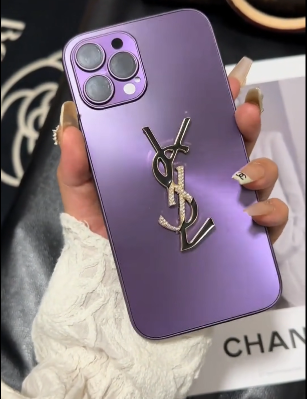 Elegante iPhone-Hülle mit Buchstaben „Shine x Mono“ und Kette